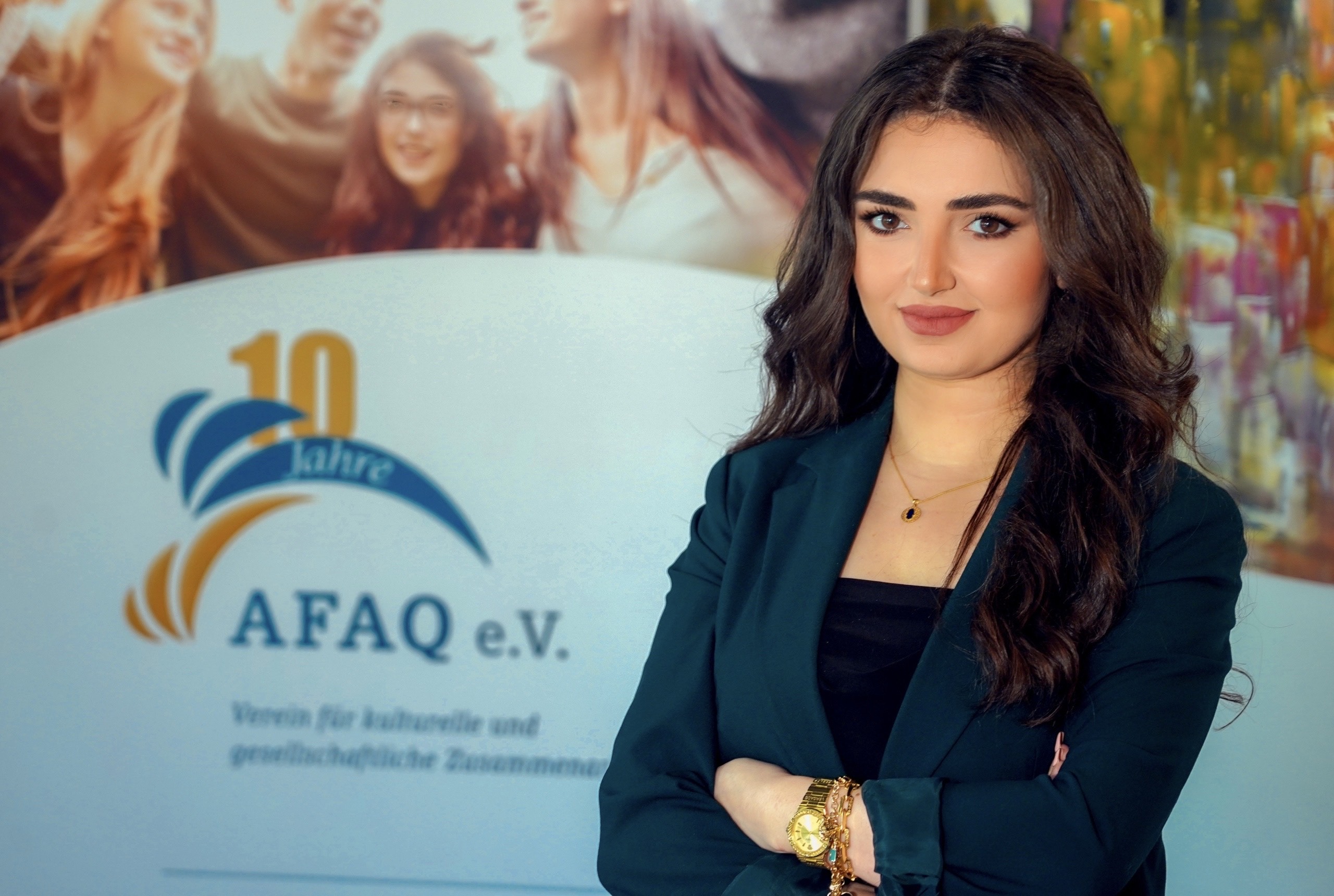 ist eine gebürtige kurdische Syrerin, die seit 2015 in Münster, ihren Wohnsitz hat. Sie hat erfolgreich ihren Bachelor-Abschluss in Sozialer Arbeit erlangt und befindet sich derzeit in den letzten Phasen ihrer Masterarbeit im Bereich Netzwerkmanagement. Seit 2020 ist sie stellvertretendes Mitglied des Integrationsrats der Stadt Münster und engagiert sich politisch als Mitglied im Sozialausschuss. Ihre Leidenschaft für ehrenamtliches Engagement für Flüchtlings- und Frauenrechte gegen Gewalt wurde im Jahr 2021 mit dem renommierten Diana Legacy Award aus Großbritannien gewürdigt. Neben ihrem sozialen Engagement ist Roudy Ali auch als freiberufliche Autorin tätig und verbringt ihre Freizeit gerne damit, Gedichte zu schreiben.Tanzen und Singen sind weitere Hobbys, die sie mit Begeisterung ausübt.